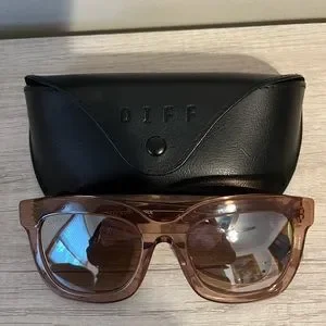 DIFF Carson Rose Stone & Taupe Rose Gradient Polarized Sunglasses DIFF EYEWEAR | Shop DIFF Eyewear Carson Sunglasses in  main image 3